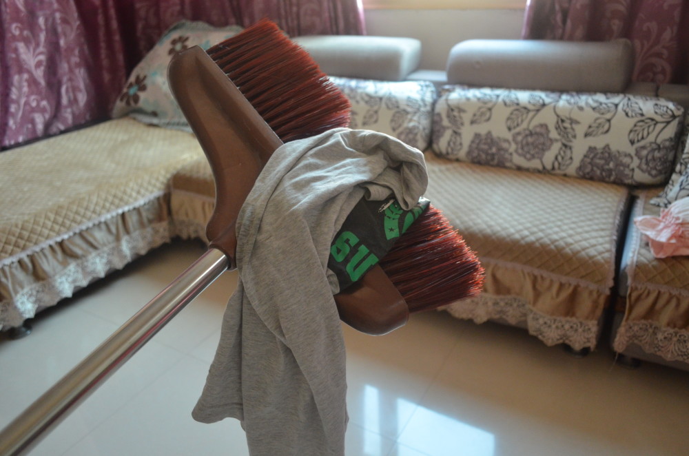 Gắn áo lên chổi đóng vai trò to lớn trong việc dọn dẹp, giúp tiết kiệm tiền bạc và công sức-1