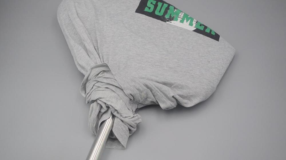 Gắn áo lên chổi đóng vai trò to lớn trong việc dọn dẹp, giúp tiết kiệm tiền bạc và công sức-2