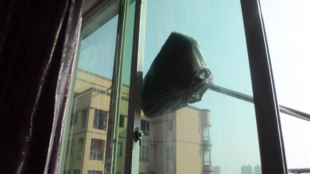 Gắn áo lên chổi đóng vai trò to lớn trong việc dọn dẹp, giúp tiết kiệm tiền bạc và công sức-3