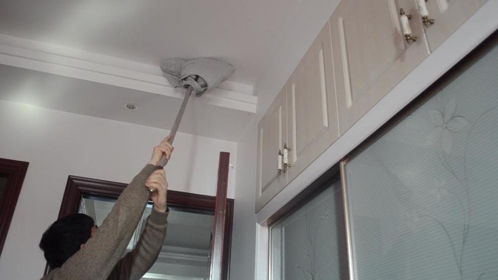 Gắn áo lên chổi đóng vai trò to lớn trong việc dọn dẹp, giúp tiết kiệm tiền bạc và công sức-4