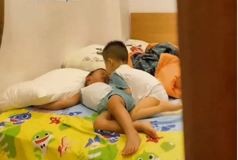 Anh trai dị tật não vào phòng em, mẹ lén theo dõi rồi lặng lẽ ngồi khóc ở bên ngoài khi chứng kiến hành động của con mình-1