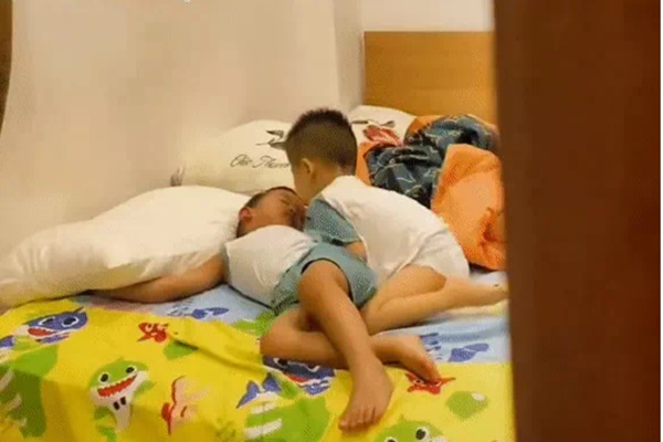 Phát hiện thai nhi bất thường ở tuần 25, mẹ sống chết giữ lại, cậu bé 4,5 tuổi hiện tại dị tật não nhưng hiểu chuyện, tình cảm, ấm áp vô cùng-7