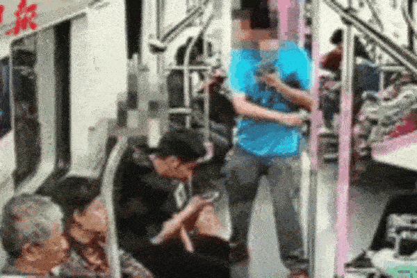 Xin số gái xinh không được, gã trai có hành động vũ phu rồi bỏ chạy