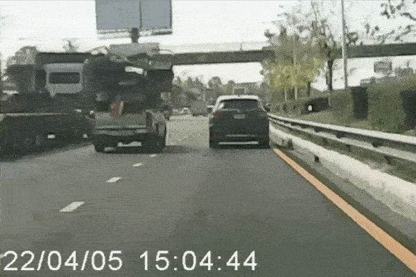 Đi trúng điểm mù, người phụ nữ phải chạy đua với tử thần dưới gầm xe tải-1