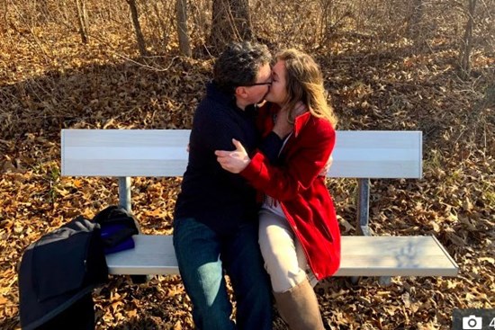 Cô gái 26 tuổi vội vàng kết hôn với người đàn ông gấp đôi tuổi mình chỉ sau 3 tháng, câu đáp trả khi bị chê 