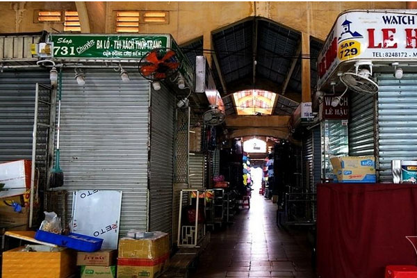 Chợ Bến Thành hoang vắng lạ thường, tiểu thương bỏ sạp vẫn mất trăm triệu mỗi tháng-1