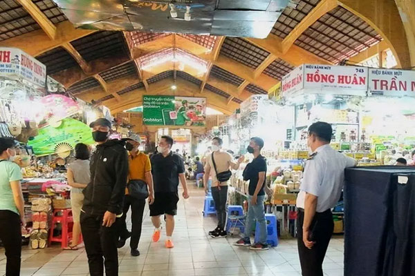 Chợ Bến Thành hoang vắng lạ thường, tiểu thương bỏ sạp vẫn mất trăm triệu mỗi tháng-2