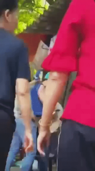 Đưa bạn của con về, người đàn ông bị bố bé trai đánh túi bụi vì tưởng là... bắt cóc-1