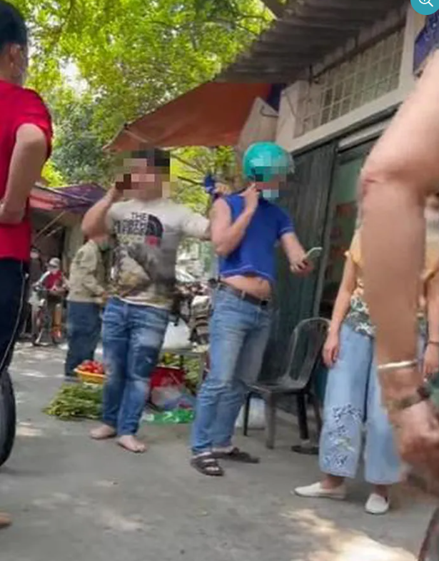 Đưa bạn của con về, người đàn ông bị bố bé trai đánh túi bụi vì tưởng là... bắt cóc-2