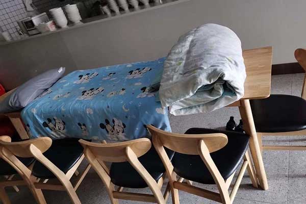 Cảnh màn trời chiếu đất của shipper Thuợng Hải giữa tâm dịch: Bước ra ngoài là không được về nhà, 2 chiếc bàn xếp thành giường ngủ-1