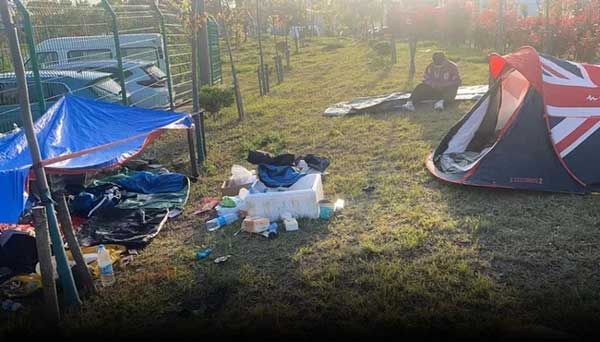 Cảnh màn trời chiếu đất của shipper Thuợng Hải giữa tâm dịch: Bước ra ngoài là không được về nhà, 2 chiếc bàn xếp thành giường ngủ-2