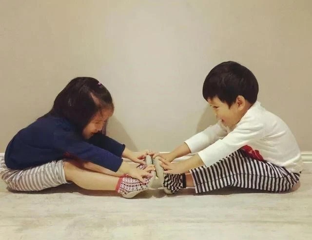 1 bé được bổ sung canxi mỗi ngày, 1 bé uống sữa thường xuyên, sau 6 năm sự khác biệt của cặp sinh đôi này quá rõ rệt-1