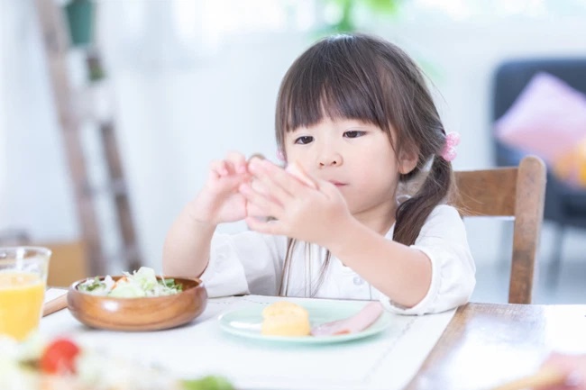 1 bé được bổ sung canxi mỗi ngày, 1 bé uống sữa thường xuyên, sau 6 năm sự khác biệt của cặp sinh đôi này quá rõ rệt-3