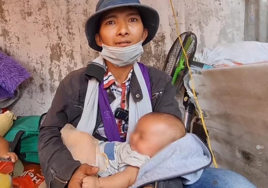 Hình ảnh mới nhất đầy xúc động của 3 bố con dắt nhau tá túc trong khu nghĩa địa ở TP.HCM-1