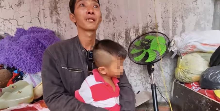 Hình ảnh mới nhất đầy xúc động của 3 bố con dắt nhau tá túc trong khu nghĩa địa ở TP.HCM-3