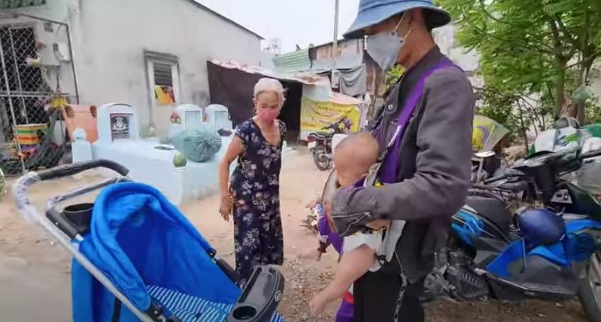 Hình ảnh mới nhất đầy xúc động của 3 bố con dắt nhau tá túc trong khu nghĩa địa ở TP.HCM-5