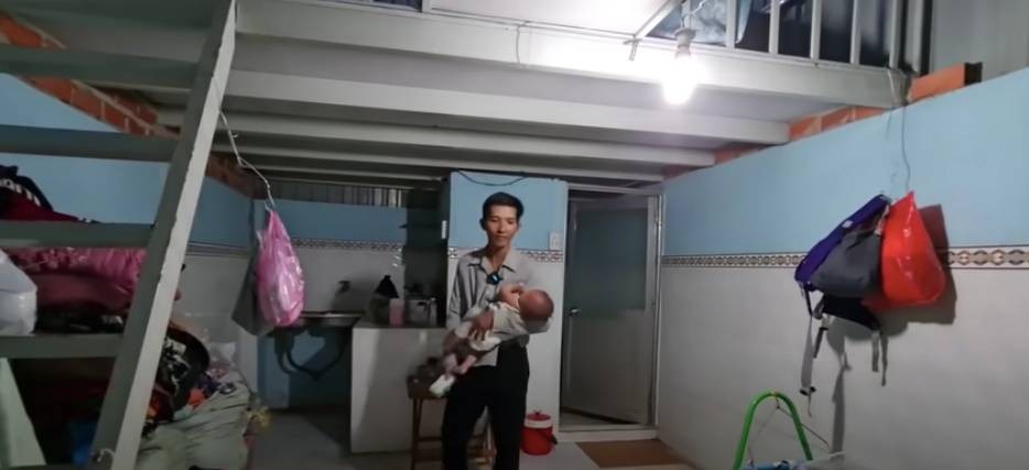 Hình ảnh mới nhất đầy xúc động của 3 bố con dắt nhau tá túc trong khu nghĩa địa ở TP.HCM-6