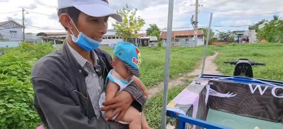 Hình ảnh mới nhất đầy xúc động của 3 bố con dắt nhau tá túc trong khu nghĩa địa ở TP.HCM-7