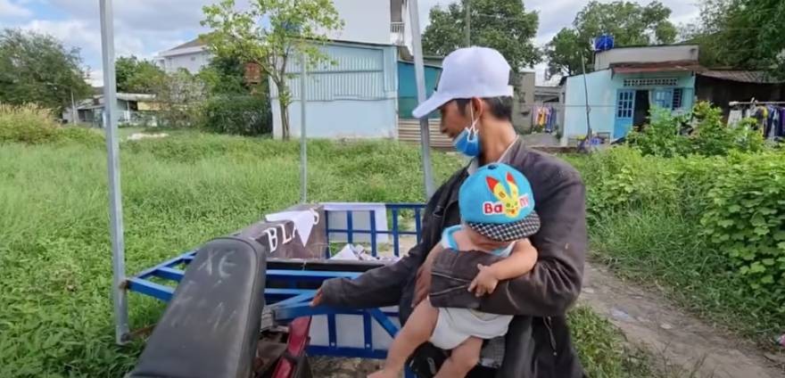 Hình ảnh mới nhất đầy xúc động của 3 bố con dắt nhau tá túc trong khu nghĩa địa ở TP.HCM-8