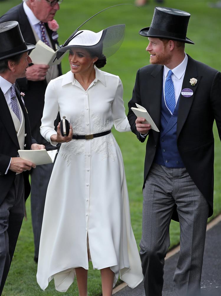 Công nương Kate và Meghan Markle cùng mê một kiểu váy, nhưng cách diện lại khác xa nhau về độ sang chảnh-4