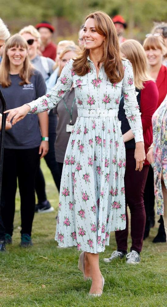 Công nương Kate và Meghan Markle cùng mê một kiểu váy, nhưng cách diện lại khác xa nhau về độ sang chảnh-12