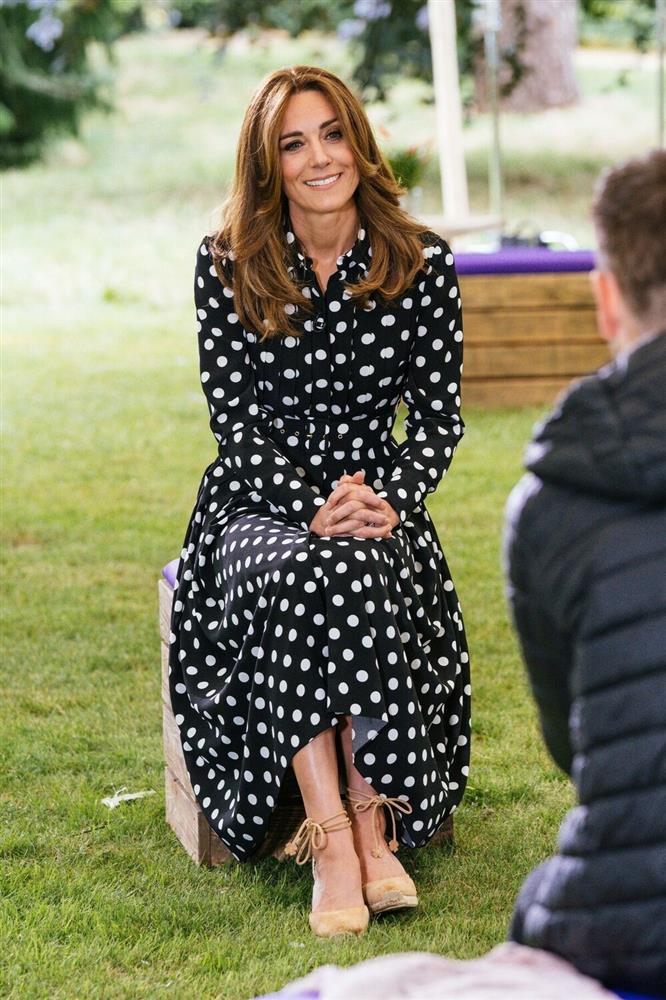 Công nương Kate và Meghan Markle cùng mê một kiểu váy, nhưng cách diện lại khác xa nhau về độ sang chảnh-16