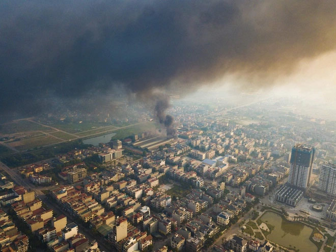 Khói bao phủ một phần thành phố Bắc Giang, hàng trăm công nhân bỏ chạy-1