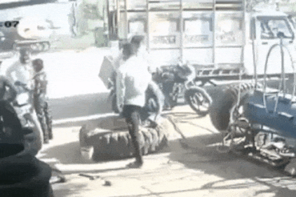 Lốp ô tô bất ngờ phát nổ, hai thanh niên bị thổi bay lên không trung