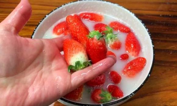 Khi rửa dâu, một số người cho thêm muối, một số cho thêm bột mì! Hướng dẫn bạn cách làm đúng, trứng côn trùng và thuốc trừ sâu hết sạch-3