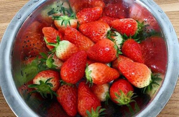 Khi rửa dâu, một số người cho thêm muối, một số cho thêm bột mì! Hướng dẫn bạn cách làm đúng, trứng côn trùng và thuốc trừ sâu hết sạch-6