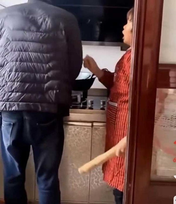 Thấy con trai bắt nạt vợ, mẹ vào phòng cầm cây dạy dỗ, hình ảnh được con dâu ghi lại khiến dân mạng ghen tị-2