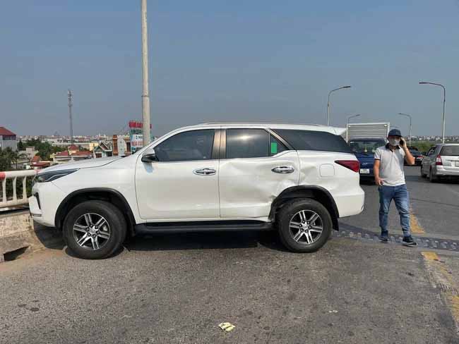 Nam Định: Đâm xe liên hoàn trên cầu Lạc Quần, tài xế bất tỉnh ngay trên ghế lái-2