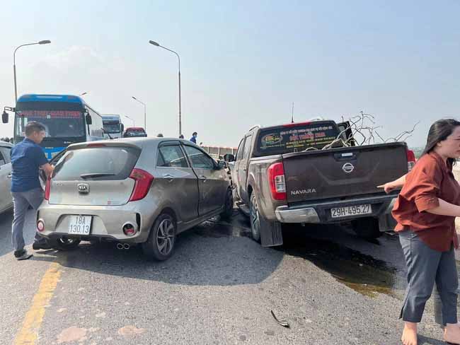 Nam Định: Đâm xe liên hoàn trên cầu Lạc Quần, tài xế bất tỉnh ngay trên ghế lái-3