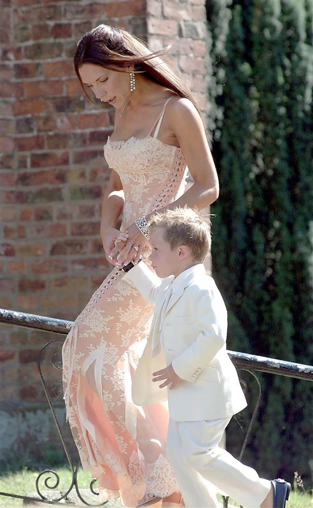 Victoria Beckham ở đám cưới nào cũng chặt chém nhiệt tình, nàng dâu mới mà nhìn thấy bộ cuối chắc rén lắm-7