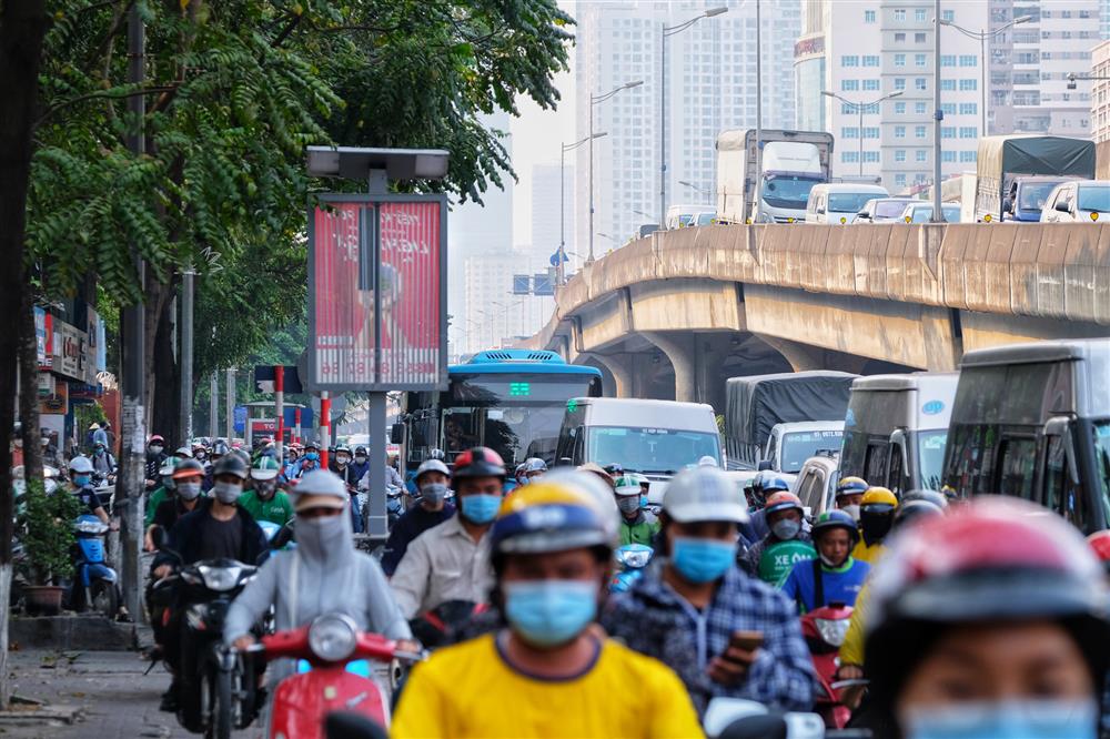 Hàng nghìn người rời Hà Nội về quê nghỉ lễ Giỗ Tổ, khu vực cửa ngõ ùn tắc, bến xe lại vắng vẻ-1