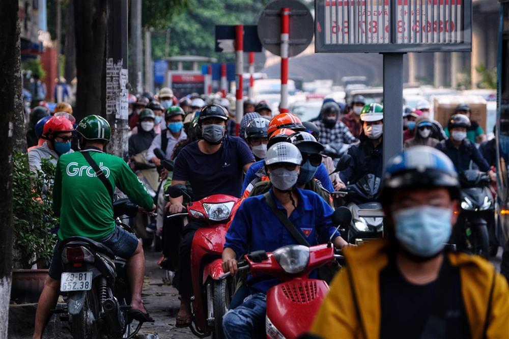 Hàng nghìn người rời Hà Nội về quê nghỉ lễ Giỗ Tổ, khu vực cửa ngõ ùn tắc, bến xe lại vắng vẻ-2