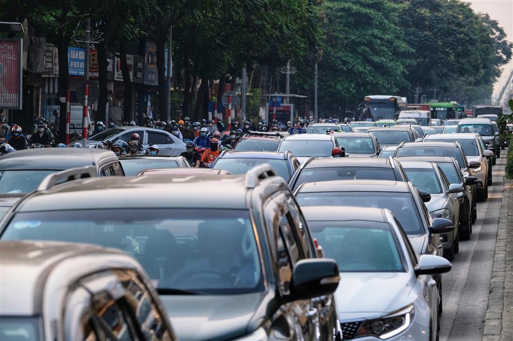 Hàng nghìn người rời Hà Nội về quê nghỉ lễ Giỗ Tổ, khu vực cửa ngõ ùn tắc, bến xe lại vắng vẻ-4