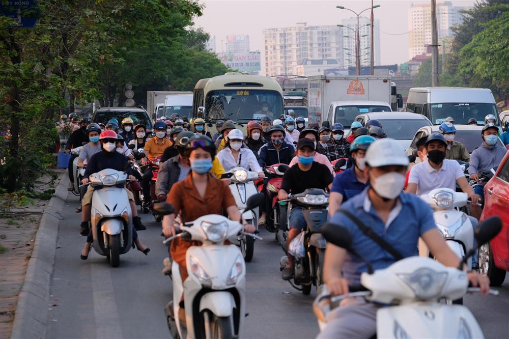 Hàng nghìn người rời Hà Nội về quê nghỉ lễ Giỗ Tổ, khu vực cửa ngõ ùn tắc, bến xe lại vắng vẻ-5