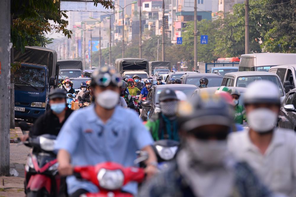 Hàng nghìn người rời Hà Nội về quê nghỉ lễ Giỗ Tổ, khu vực cửa ngõ ùn tắc, bến xe lại vắng vẻ-6
