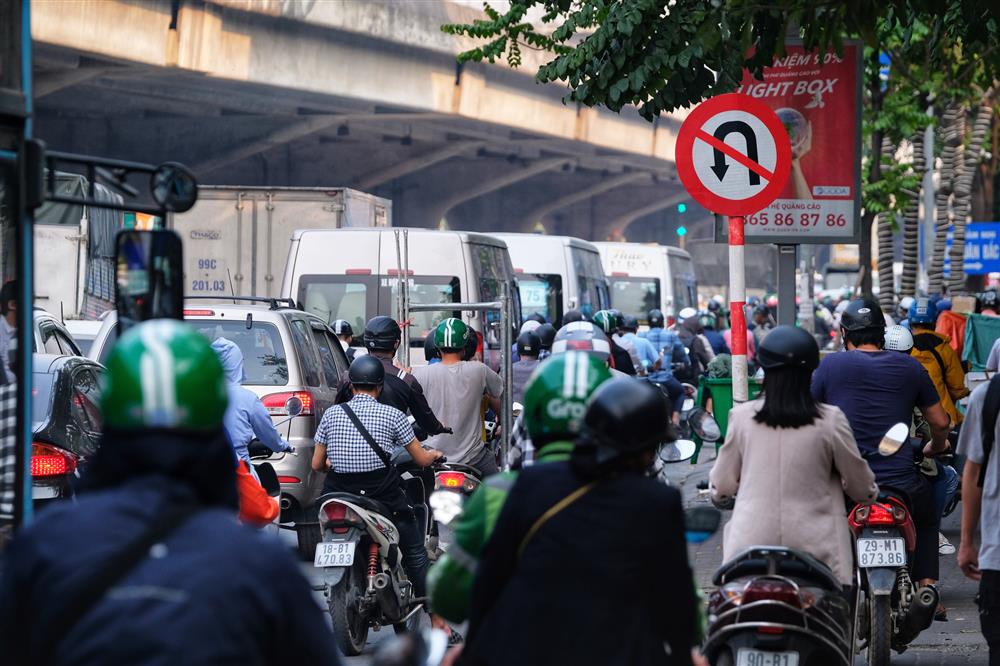 Hàng nghìn người rời Hà Nội về quê nghỉ lễ Giỗ Tổ, khu vực cửa ngõ ùn tắc, bến xe lại vắng vẻ-7