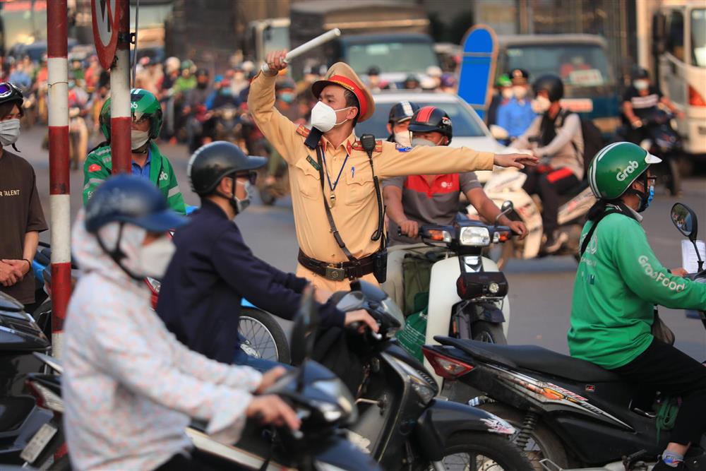 Hàng nghìn người rời Hà Nội về quê nghỉ lễ Giỗ Tổ, khu vực cửa ngõ ùn tắc, bến xe lại vắng vẻ-10
