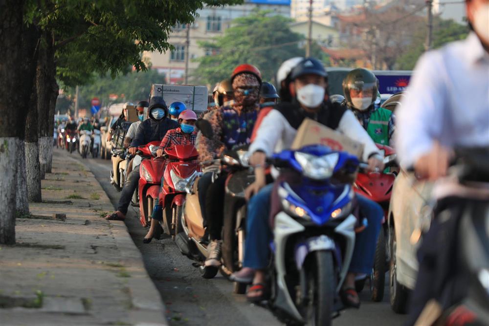 Hàng nghìn người rời Hà Nội về quê nghỉ lễ Giỗ Tổ, khu vực cửa ngõ ùn tắc, bến xe lại vắng vẻ-11