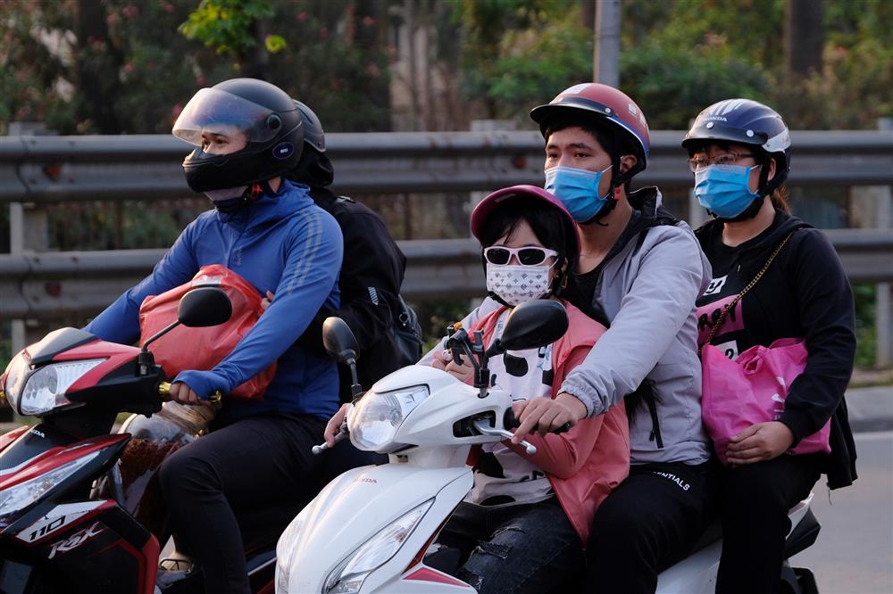 Hàng nghìn người rời Hà Nội về quê nghỉ lễ Giỗ Tổ, khu vực cửa ngõ ùn tắc, bến xe lại vắng vẻ-12