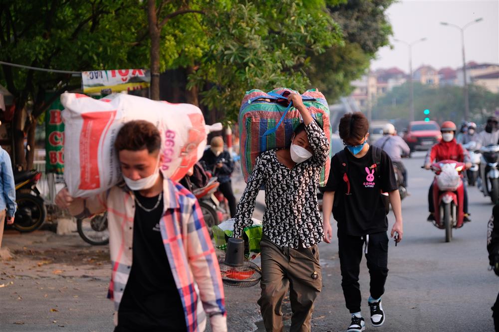 Hàng nghìn người rời Hà Nội về quê nghỉ lễ Giỗ Tổ, khu vực cửa ngõ ùn tắc, bến xe lại vắng vẻ-13
