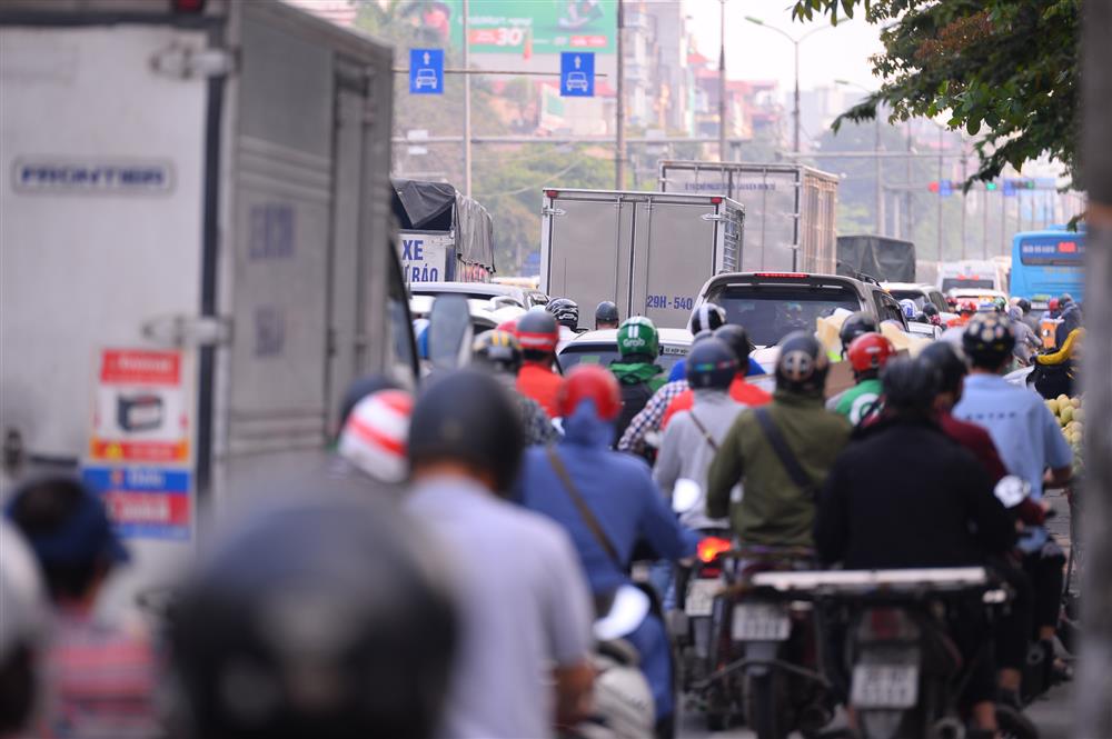 Hàng nghìn người rời Hà Nội về quê nghỉ lễ Giỗ Tổ, khu vực cửa ngõ ùn tắc, bến xe lại vắng vẻ-8