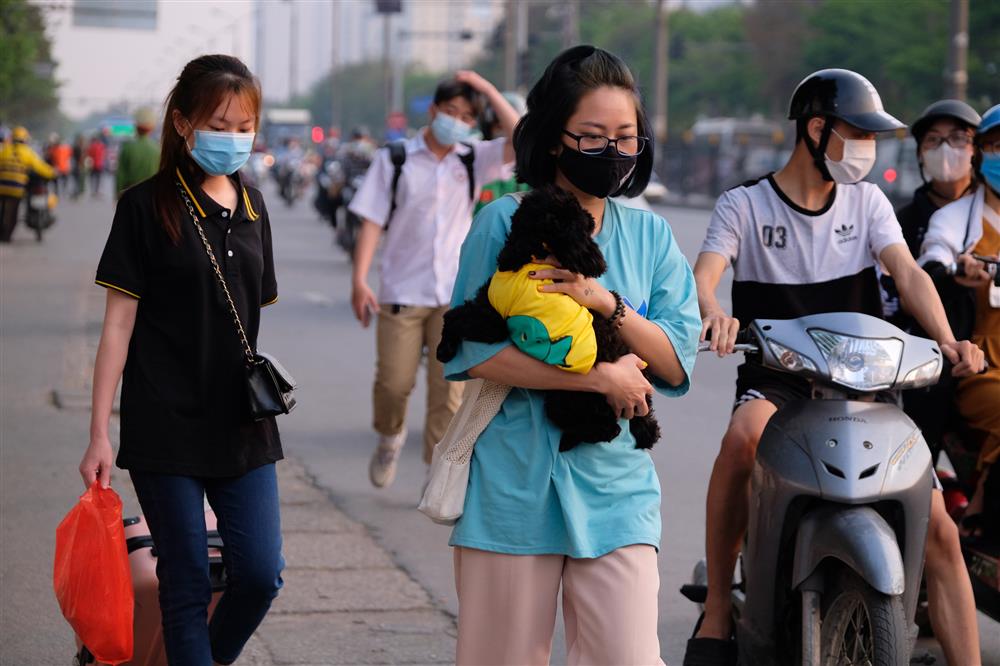 Hàng nghìn người rời Hà Nội về quê nghỉ lễ Giỗ Tổ, khu vực cửa ngõ ùn tắc, bến xe lại vắng vẻ-14