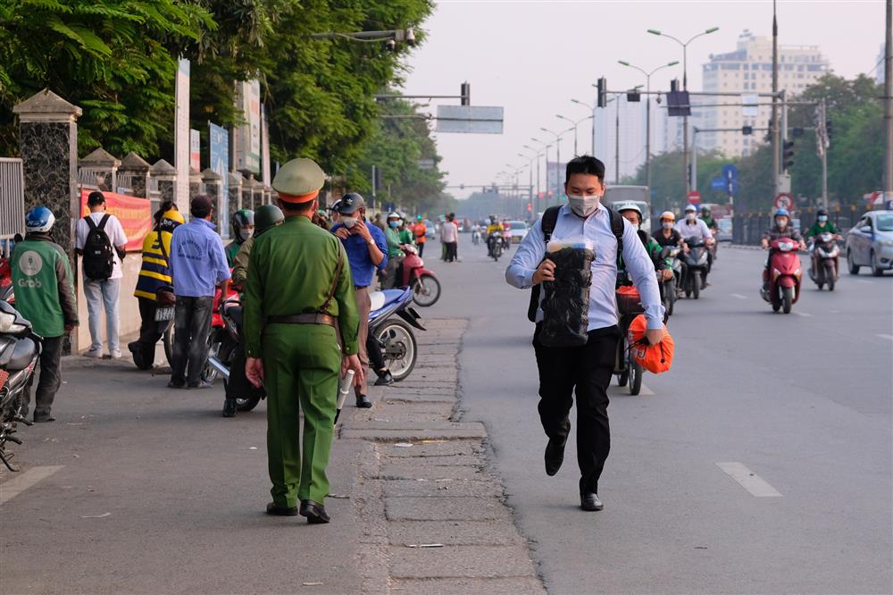 Hàng nghìn người rời Hà Nội về quê nghỉ lễ Giỗ Tổ, khu vực cửa ngõ ùn tắc, bến xe lại vắng vẻ-15