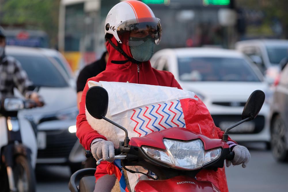 Hàng nghìn người rời Hà Nội về quê nghỉ lễ Giỗ Tổ, khu vực cửa ngõ ùn tắc, bến xe lại vắng vẻ-16