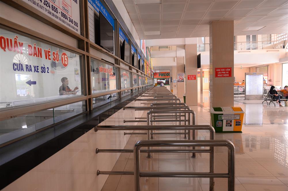 Hàng nghìn người rời Hà Nội về quê nghỉ lễ Giỗ Tổ, khu vực cửa ngõ ùn tắc, bến xe lại vắng vẻ-17