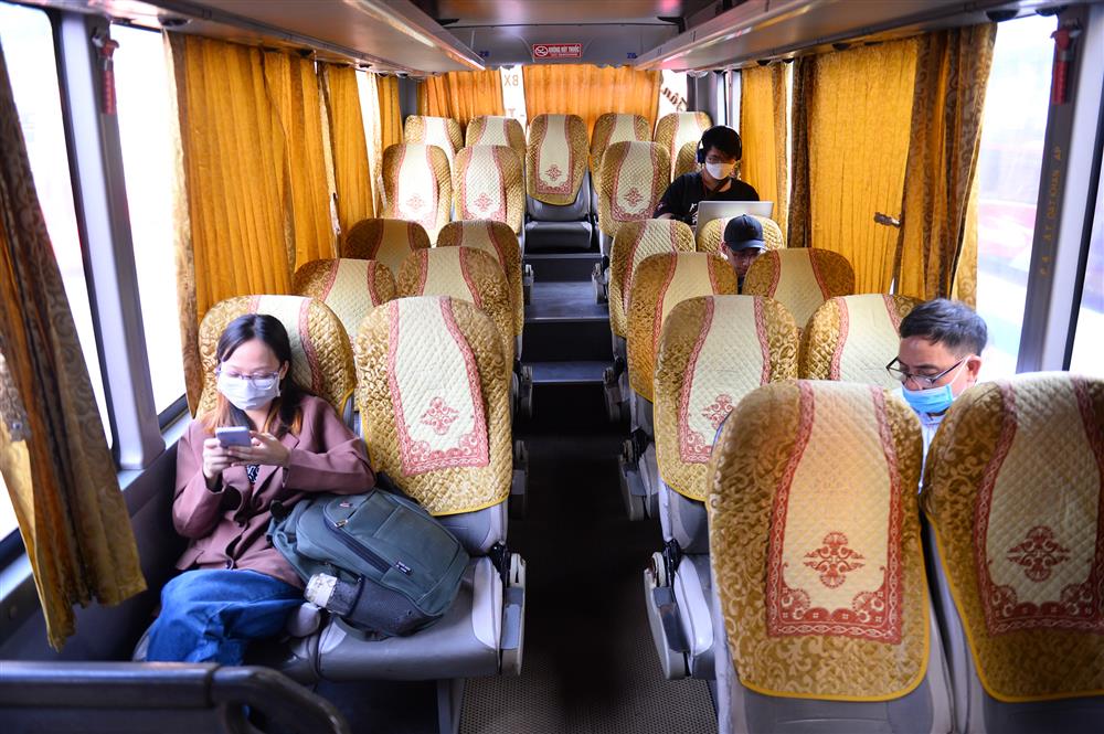 Hàng nghìn người rời Hà Nội về quê nghỉ lễ Giỗ Tổ, khu vực cửa ngõ ùn tắc, bến xe lại vắng vẻ-18